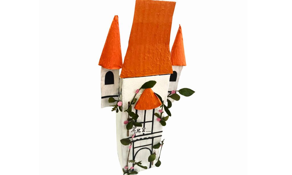 Märchenschloss aus Pappe gebaut