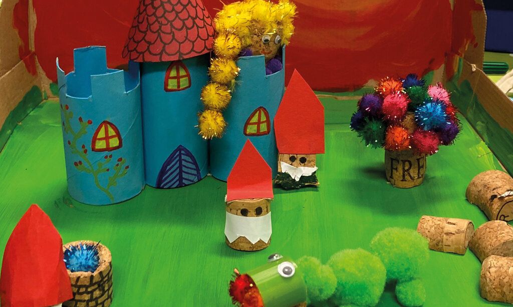 Märchenland gebaut aus bemalten Klopapierrollen und Korken