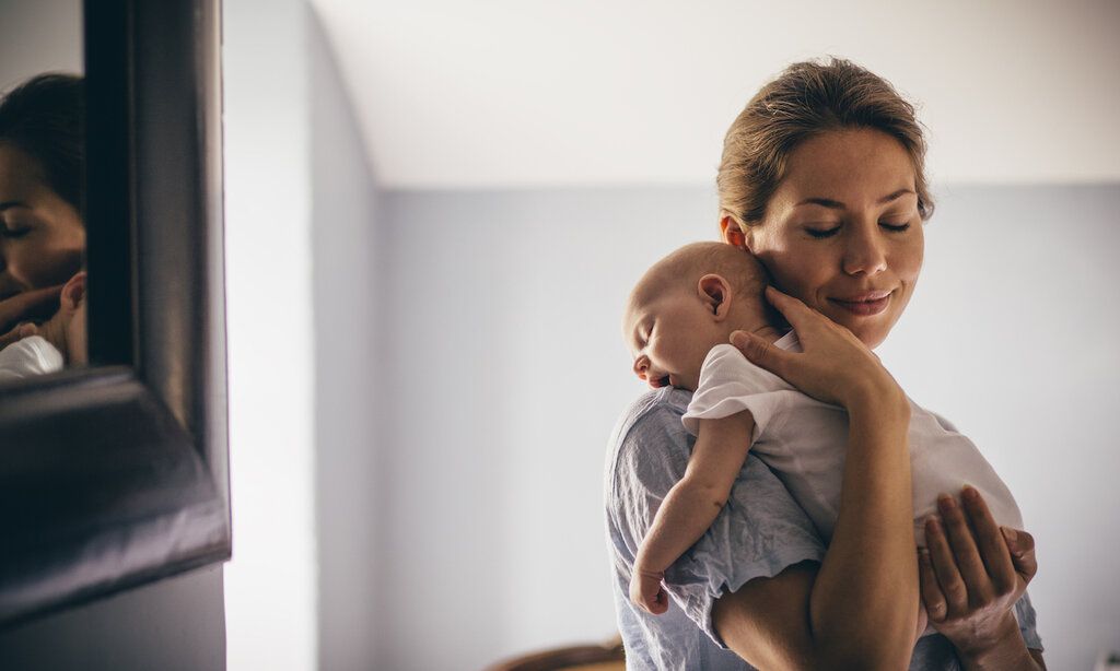 Mutter mit Baby auf dem Arm