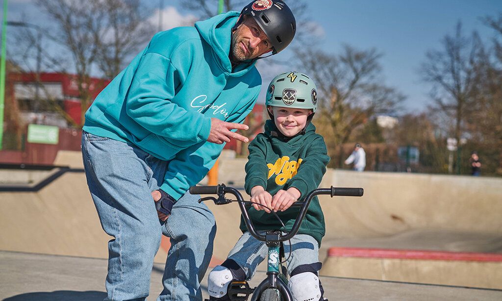 Mann und Kind im Skatepark Eller