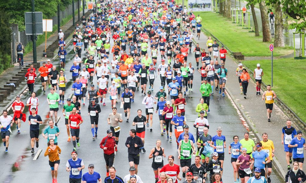 Marathon Läufer und Läuferinnen laufen durch Düsseldorf