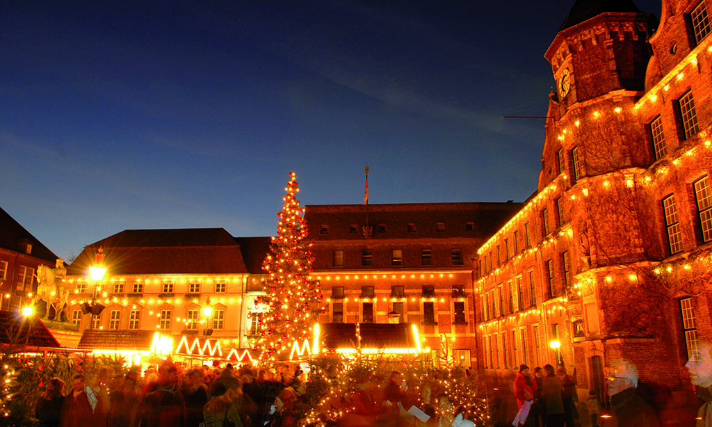 Der Weihnachtsmarkt auf dem Düsseldorfer Marktplatz am Abend