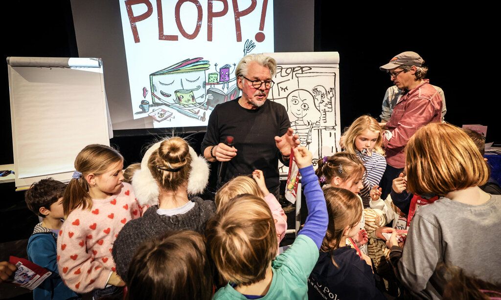 Martin Baltscheit mit Kindern beim Plopp-Festival