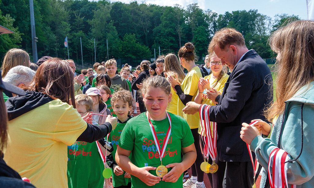 Bei der Siegerehrung überreichte Stadtdirektor Burkhard Hintzsche den Kindern Urkunden und Medaillen und dankte den freiwilligen Helferinnen und Helfern für ihren Einsatz.