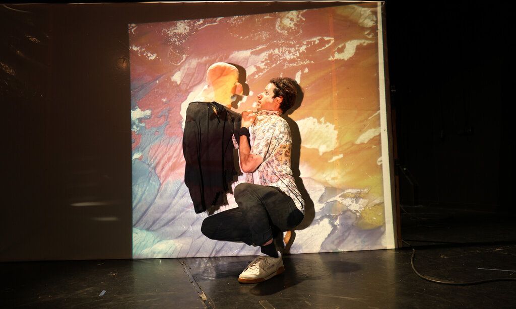 Leon Schamlott mit einer seiner selbst gebauten Puppen auf der Bühne