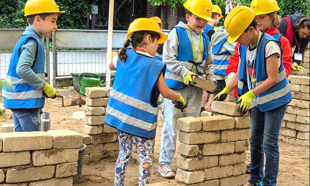 Kinder bauen  eine Mauer auf der Mitmach-Baustelle im Kindermuseum Mutreiferei