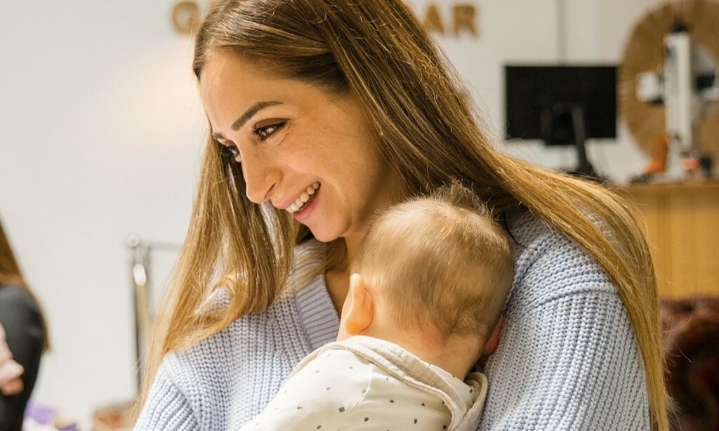 Mutter mit Baby auf dem Arm