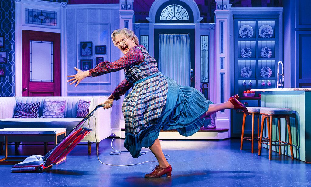 Mrs. Doubtfire staubsaugt tanzend auf der Bühne