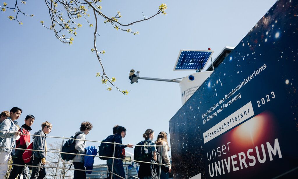 Jugendliche auf dem Weg zur MS Wissenschaft