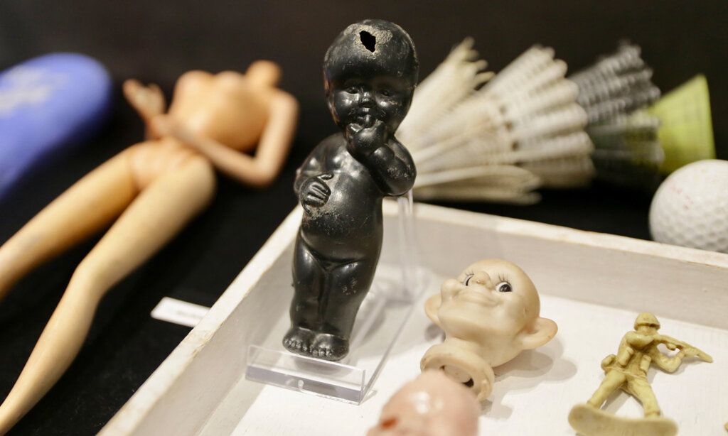 alte Spielzeugfiguren und Federbälle