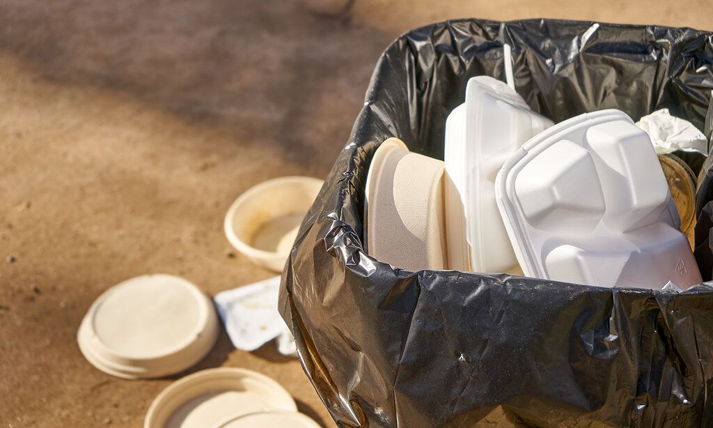 Überfüllte Mülltonne auf der Straße. Einweg-Lebensmittelbehälter. Umweltverschmutzung.