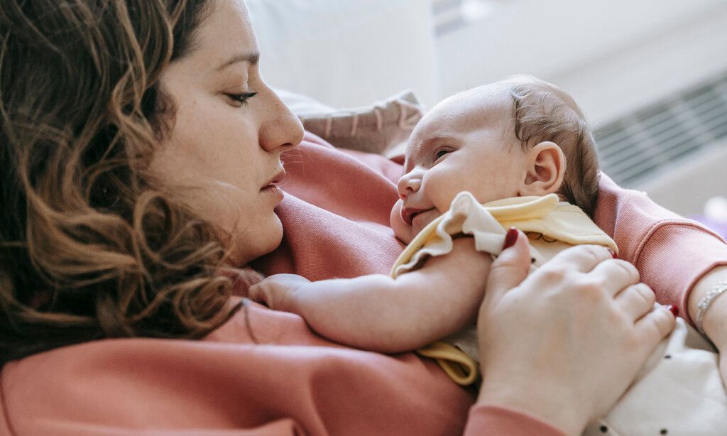 Mutter mit Baby auf dem Arm