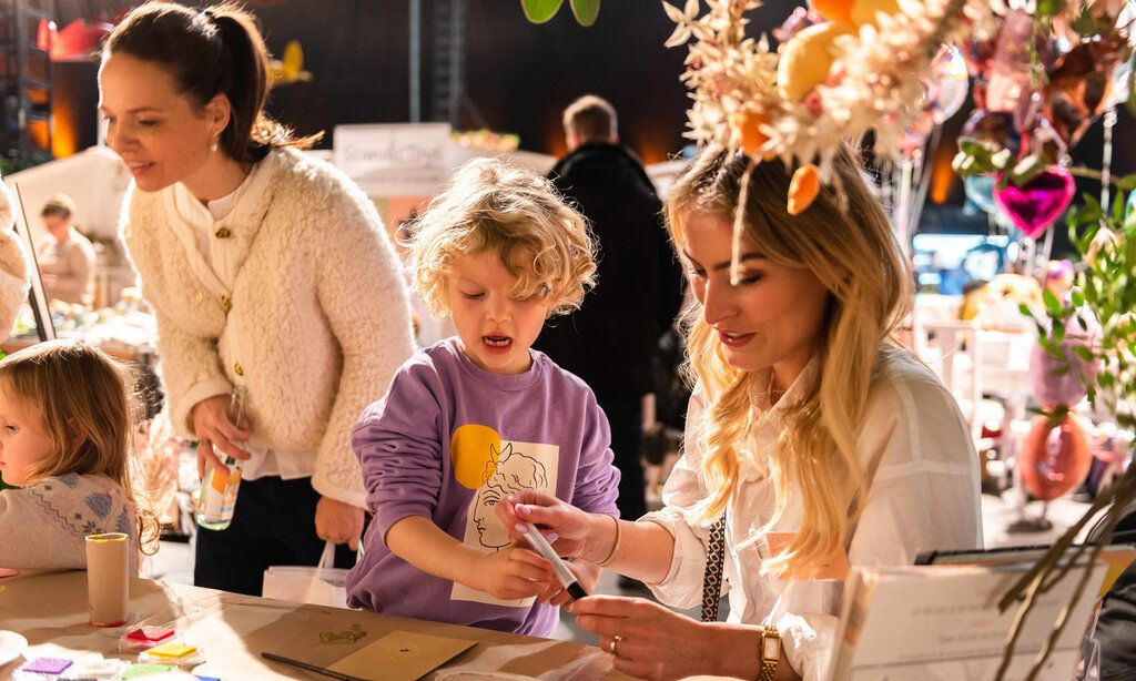 Mutter und Kind basteln beim Family Circle