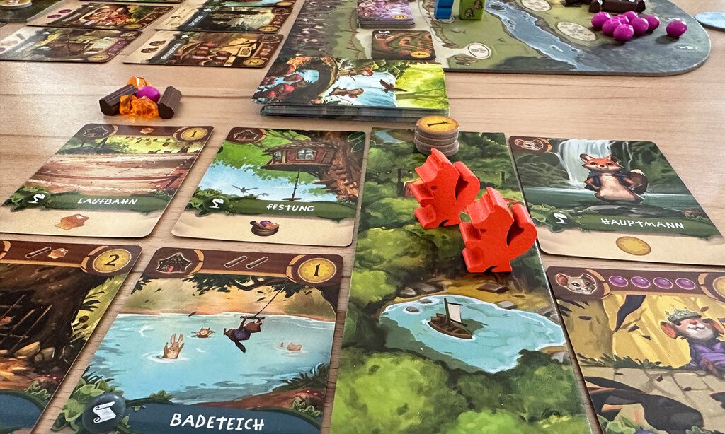 Spielkarten und Figuren des Spiels My Lil’ Everdell auf einem Tisch