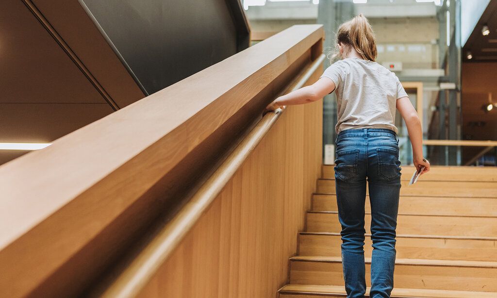 Nachtwache, ein Mädchen geht eine Treppe im  LVR Landesmuseum Bonn herauf