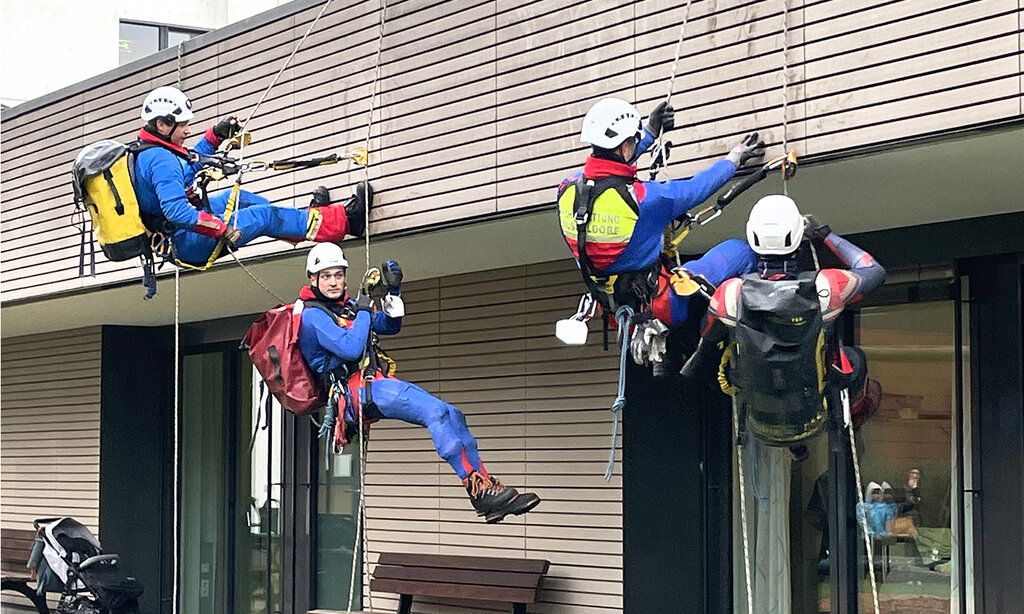 Verkleidet als Superman, Spiderman und Captain America seilten sich die Höhenretter der Feuerwehr Düsseldorf vom Dach des Florence-Nightingale-Krankenhauses ab. 