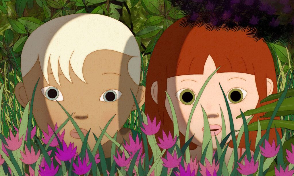 Szene aus dem Zeichentrickfilm Nina und das Geheimnis des Igels, zwei gezeichnete Kinder stehen im Gebüsch und gucken mit großen Augen in die Kamera