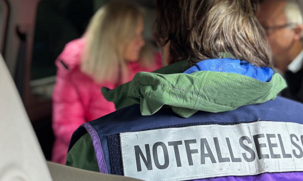 Notfallseelsorger im Einsatz, von hinten