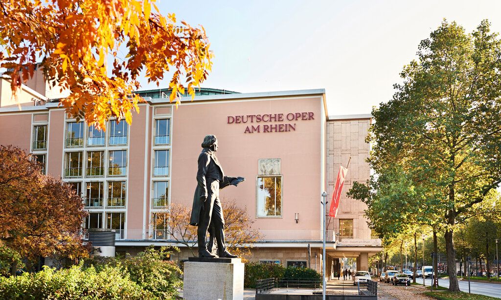 Opernhaus Düsseldorf Außenansicht mit Mendelssohn-Denkmal