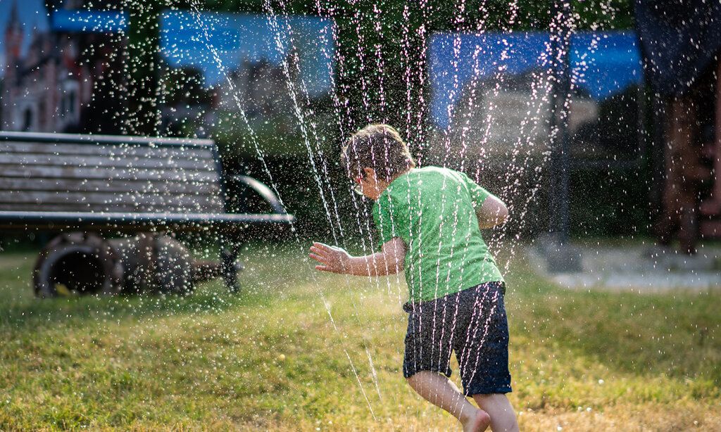 Sommerfest im Oberschlesischen Landesmuseum ein Junge spielt mit dem Wasserschlauch