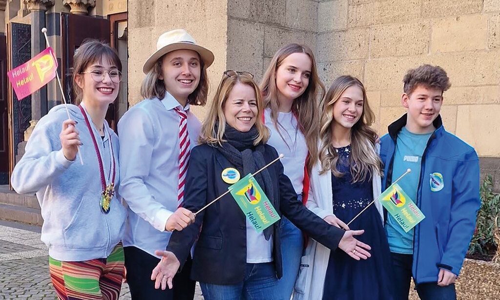 Gruppenfoto, Jugendlicher von Pänz en de Bütt mit Barbara Oxenfort