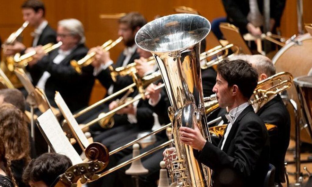 Orchester, im Vordergrund ein Tubaspieler