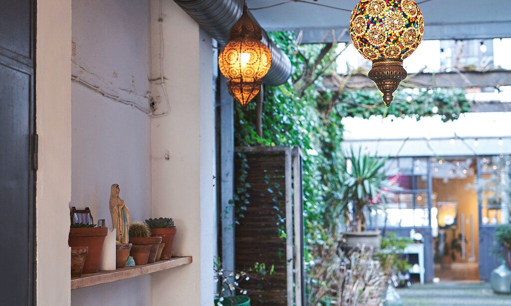 Blick in einen Innenhof mit exotischen Lampen