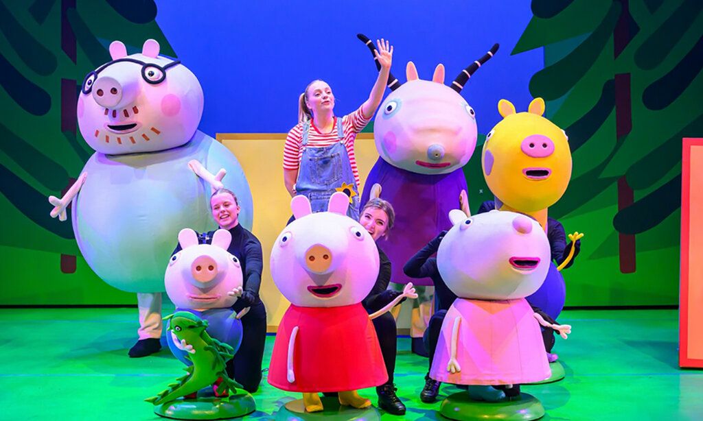 Schauspielerinnen und Peppa Wutz-Figuren auf einer Bühne