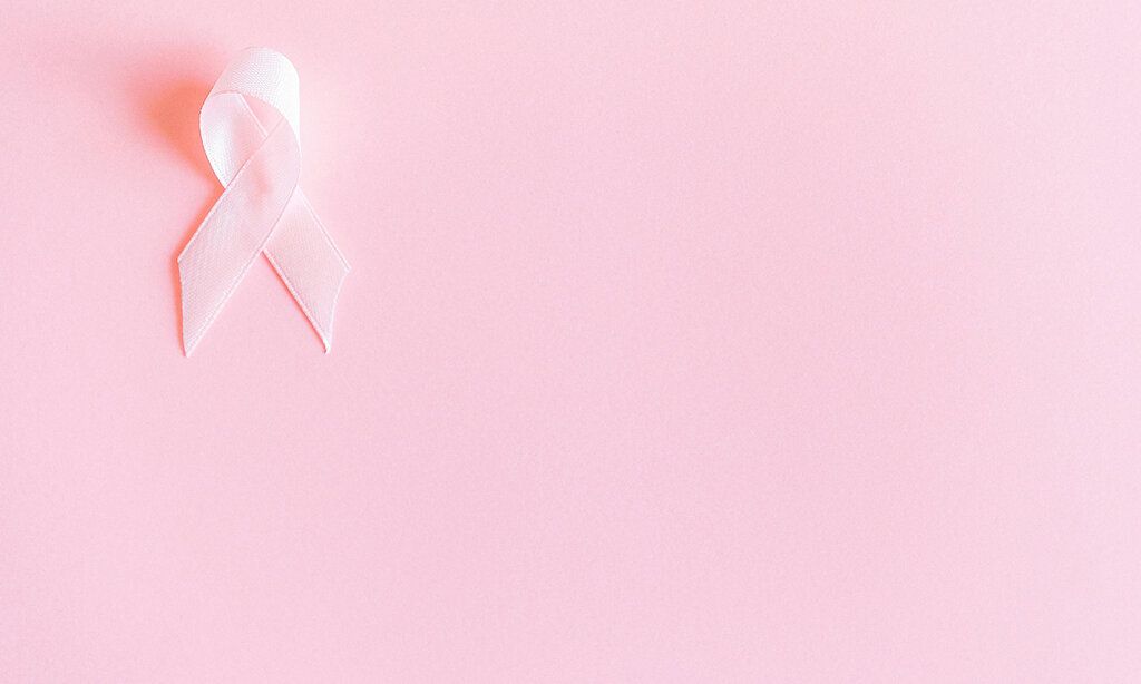 Rosa Schleife auf rosa Hintergrund