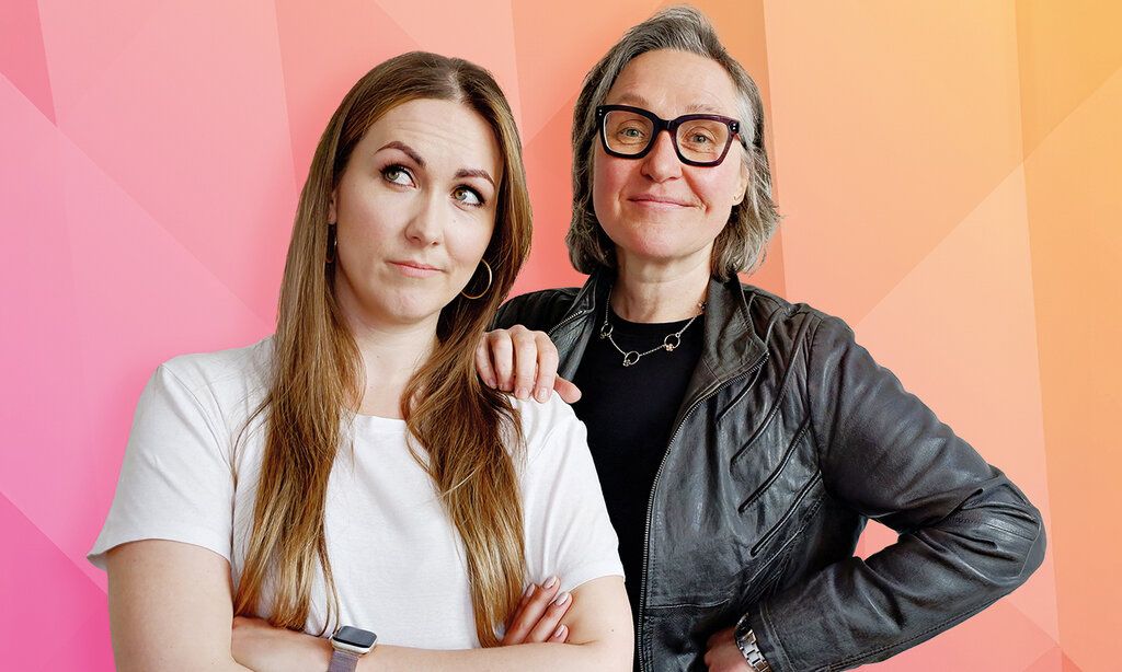 Porträt von Natalie und Pia, im Hintergrund pink, rosa und orange