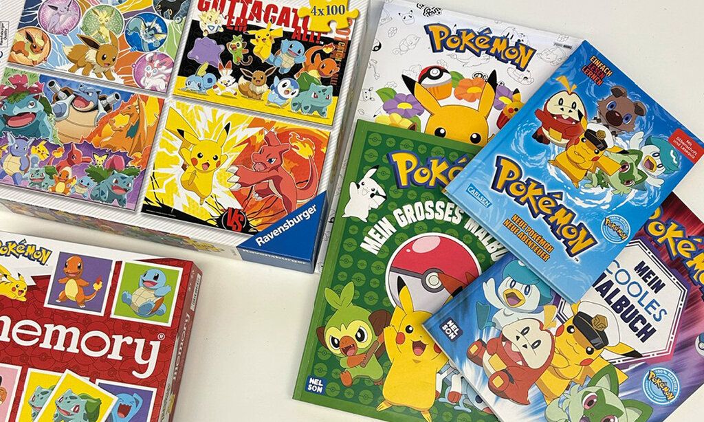 Pokemon Karten und Spiele liegen neben- und übereinander