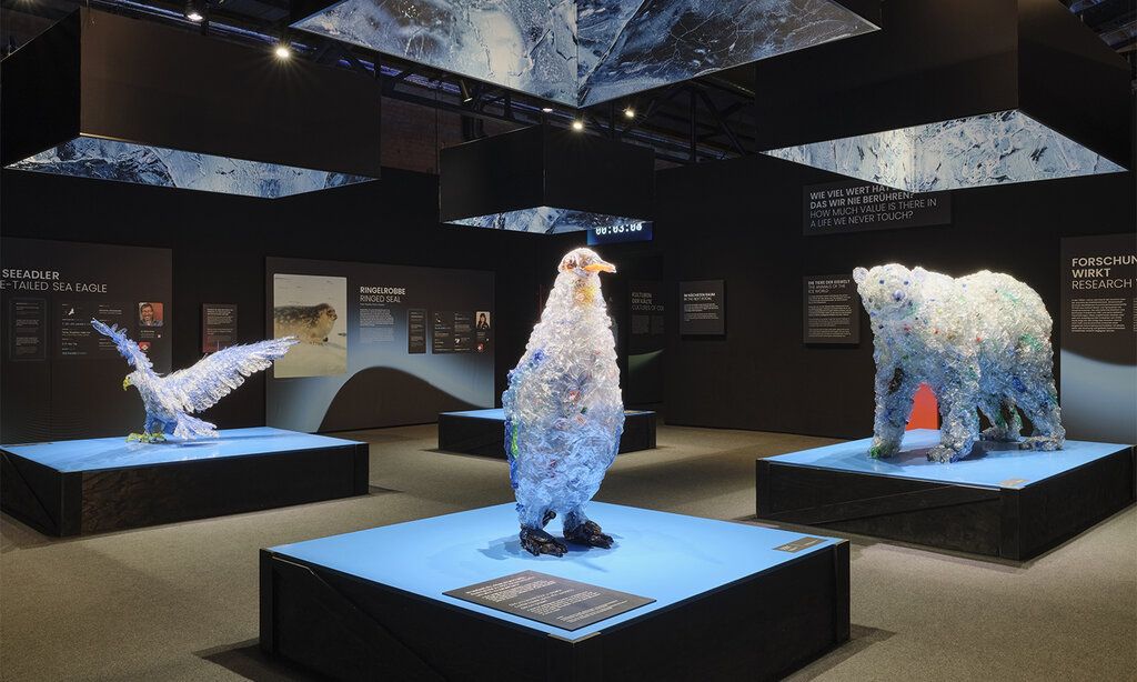 Polar Experience Lebenraum Tier Ausstellung, Skulpturen: ein Adler, ein Pinguin, ein Eisbär aus Plastikmüll
