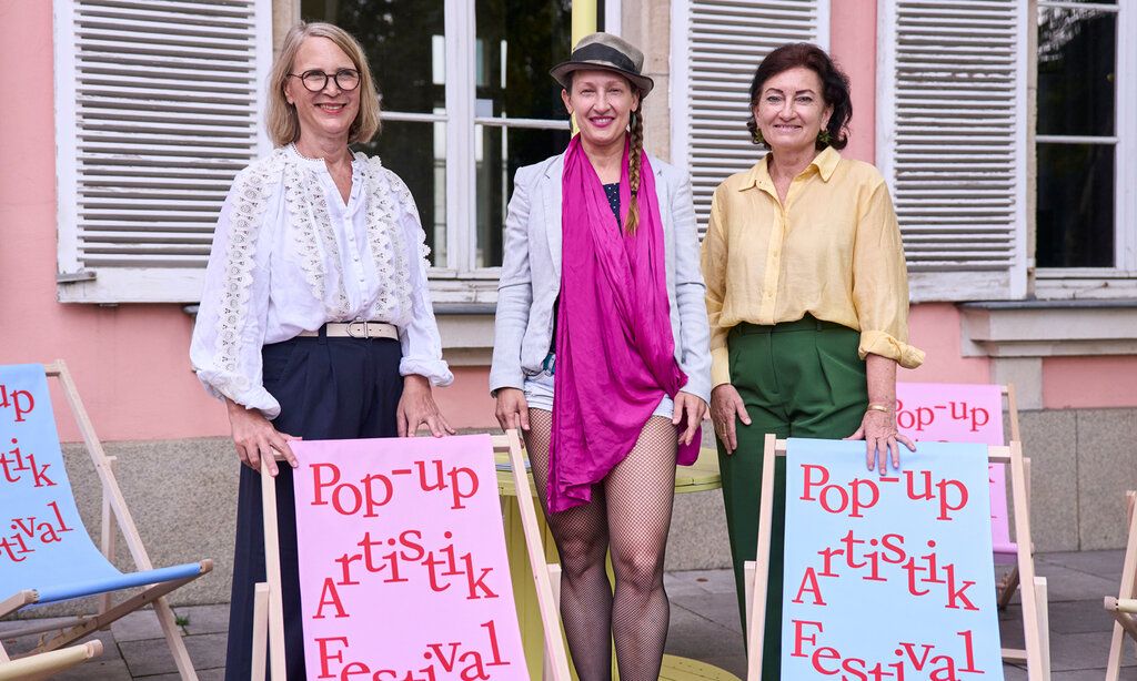 Präsentation des Pop-Up-Artistik-Festivals in Düsseldorf im Theatermuseum  mit (v.r.) Miriam Koch, Beigeordnete für Kultur und Integration, Corina Bremm, künstlerische Leiterin des Festivals, und Maren Siegel, Abteilungsleiterin im Amt für Jugend und Soziales.