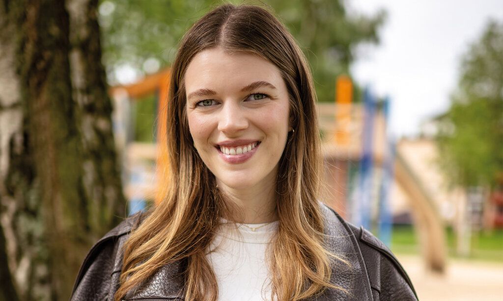 Porträt von Antonia Steinberg, im Hintergrund ein Spielplatz