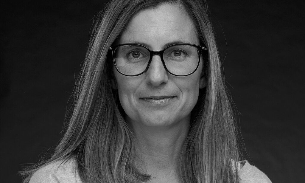 schwarz/weiß-Foto, Porträt von Dr. Michaela Hopf, Professorin für Wissenschaft, Theorien und Forschungsmethoden in der Kindheitspädagogik