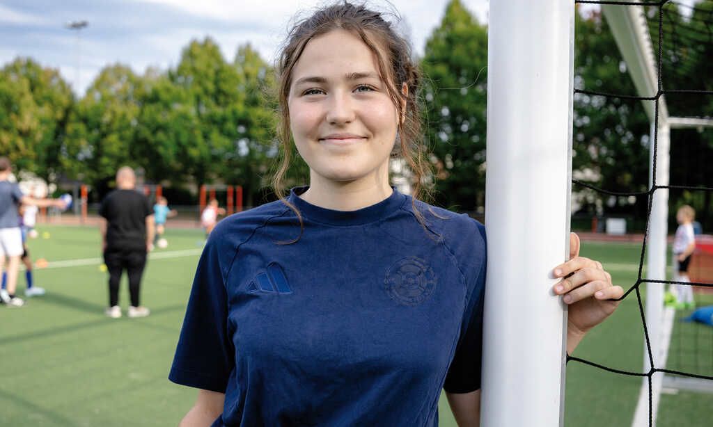 Porträt von Freya Gersdorf, sie steht am Tor auf einem Fußballplatz