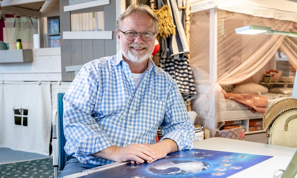 Porträt von Klaus Maiwald, der in seinem Geschäft an einem Schreibtisch sitzt