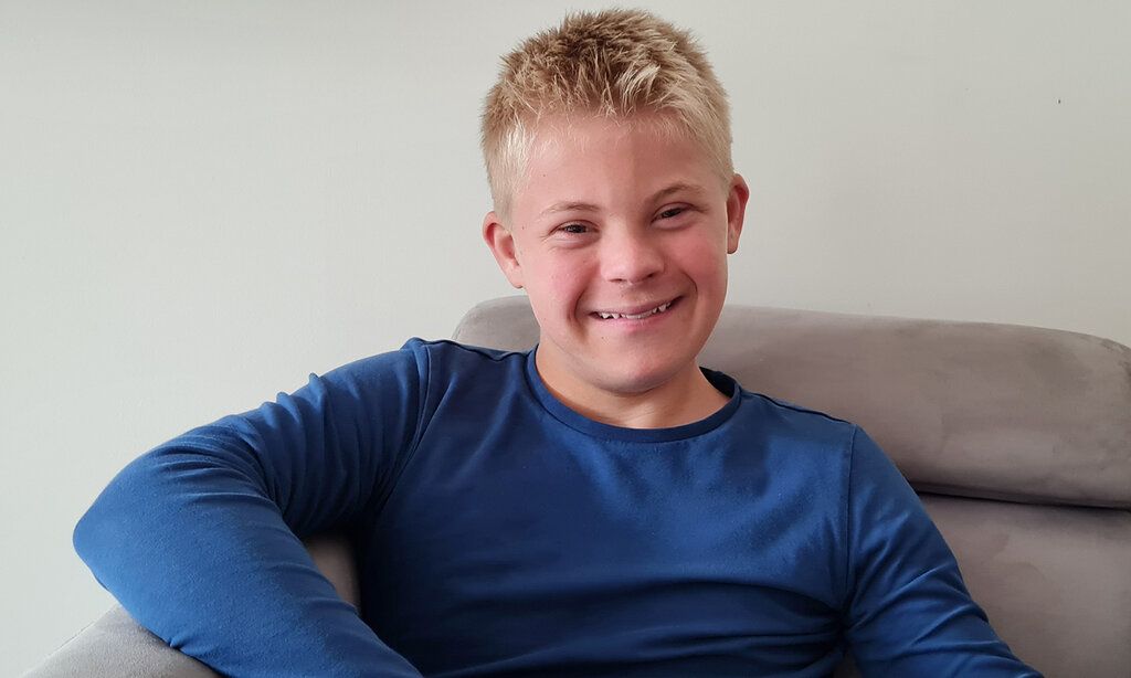 Porträt eines Jugendlichen mit Down-Syndrom