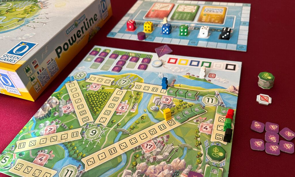 Spielbrett, Figuren, Kärtchen und Verpackung auf Tisch