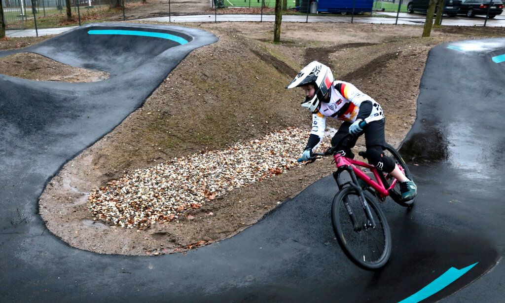 Junge fährt mit dem Bike auf der Pumptrack in Lichtenbroich