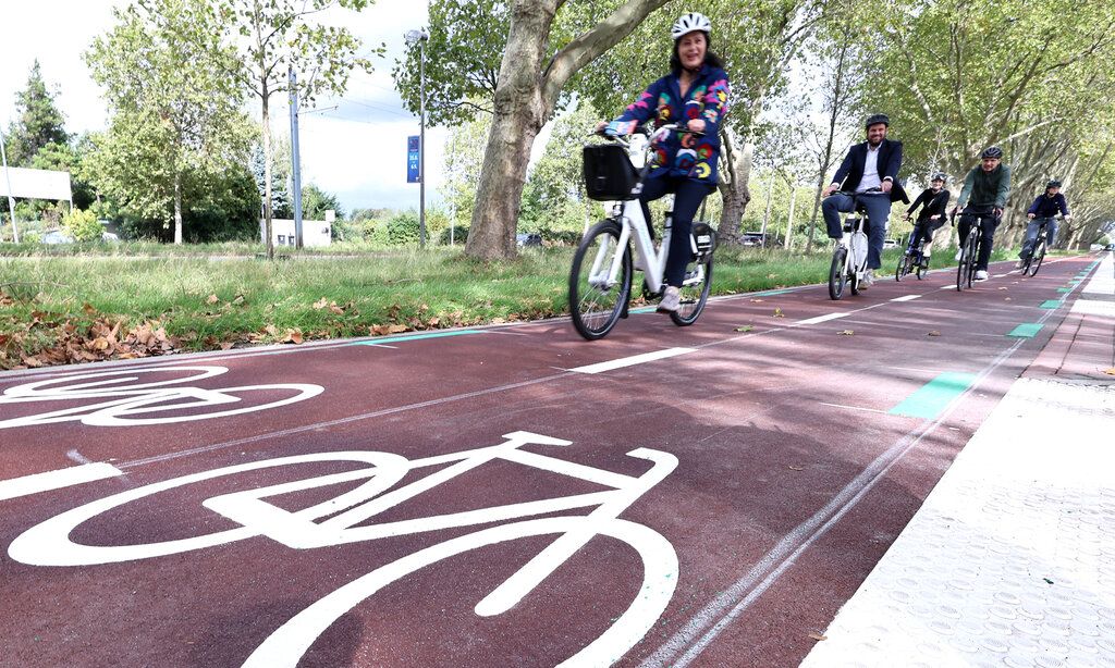 Radfahrer:innen fahren auf der Radleitroute Düsseldorf