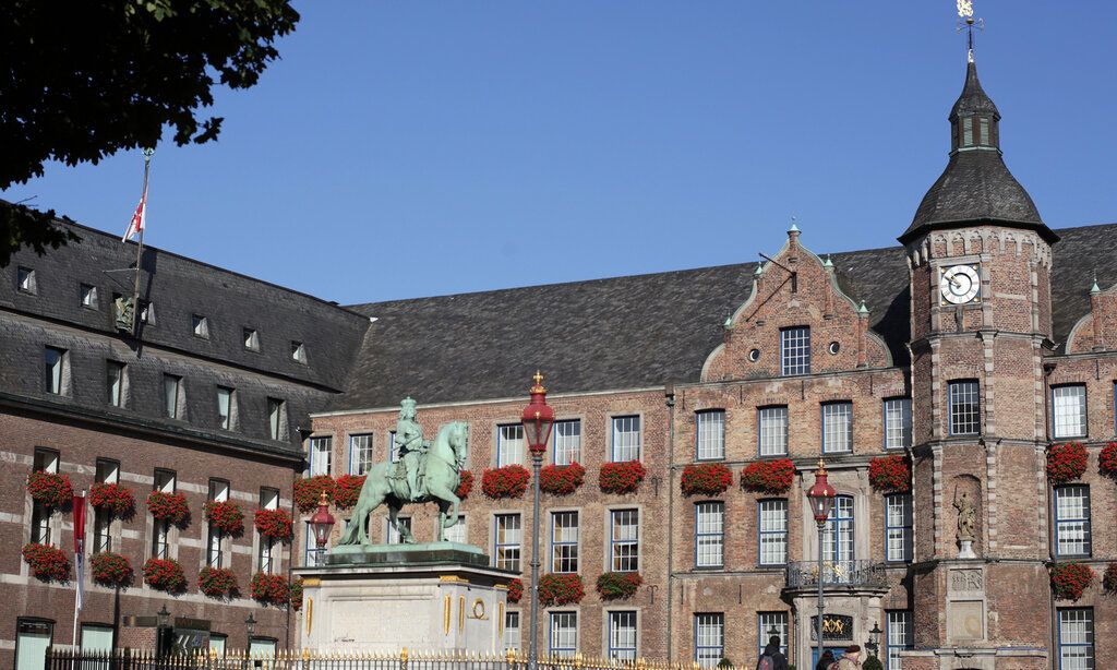 Marktplatz mit Jan Wellem-Denkmal und Rathaus Düsseldorf
