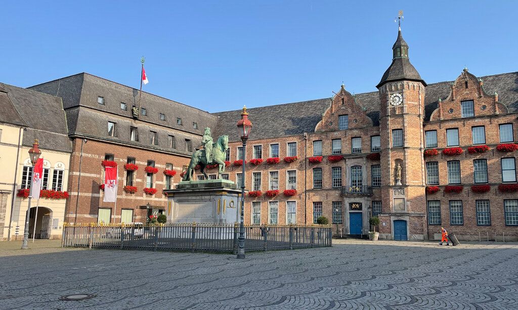 Marktplatz mit Jan Wellem-Denkmal und Rathaus Düsseldorf