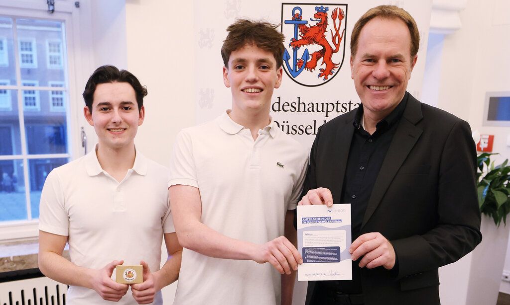 Gruppenbild Oberbürgermeister Stephan Keller mit zwei Schülern des Max-Planck-Gymnasiums