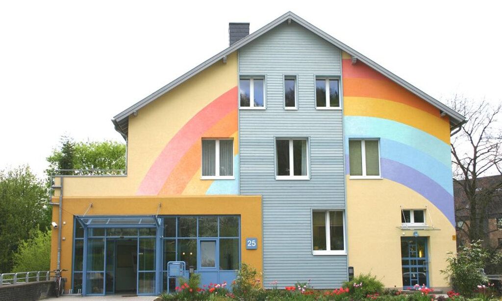 Regenbogenland Haus von vorne