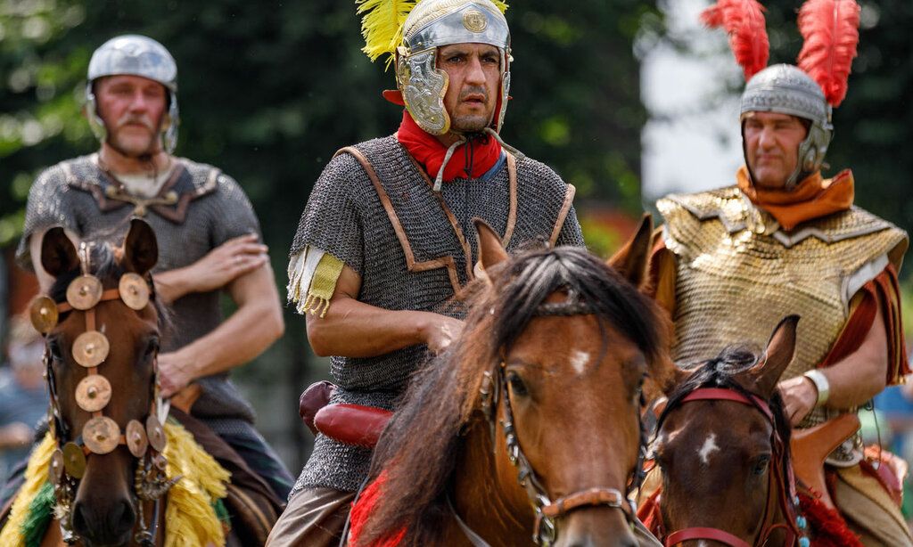 Als Römer verkleidete Männer auf Pferden beim Limesfest in Xanten