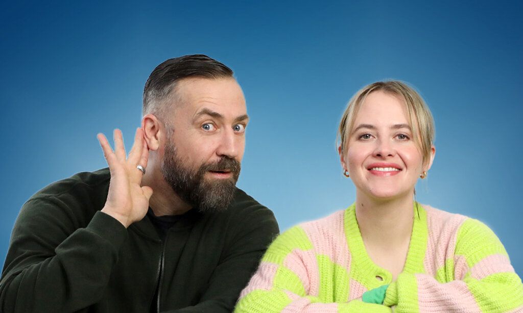 Bürger Lars Dietrich und Maxi Häcke schauen in die Kamera, Hintergrund blau