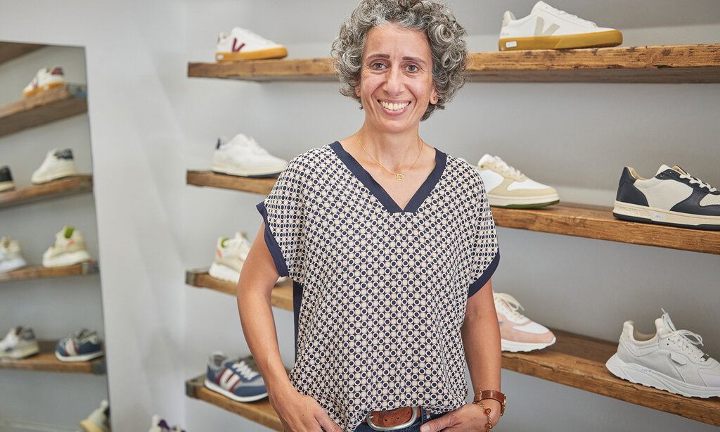 Reya Ohm steht in ihrem Geschaft Sneakers Unplugged vor einem Regal mit Turnschuhen