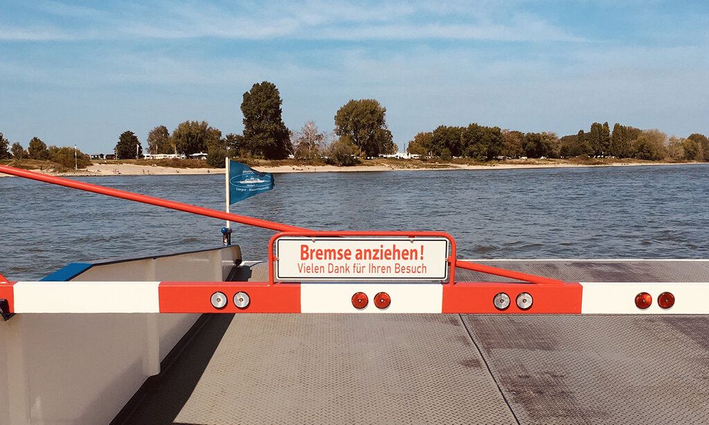 Rheinfähre in Richtung Meerbusch