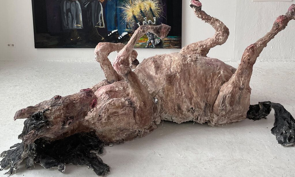 Skulptur eines liegenden Pferdes in einem Atelier der Kunstakademie Düsseldorf